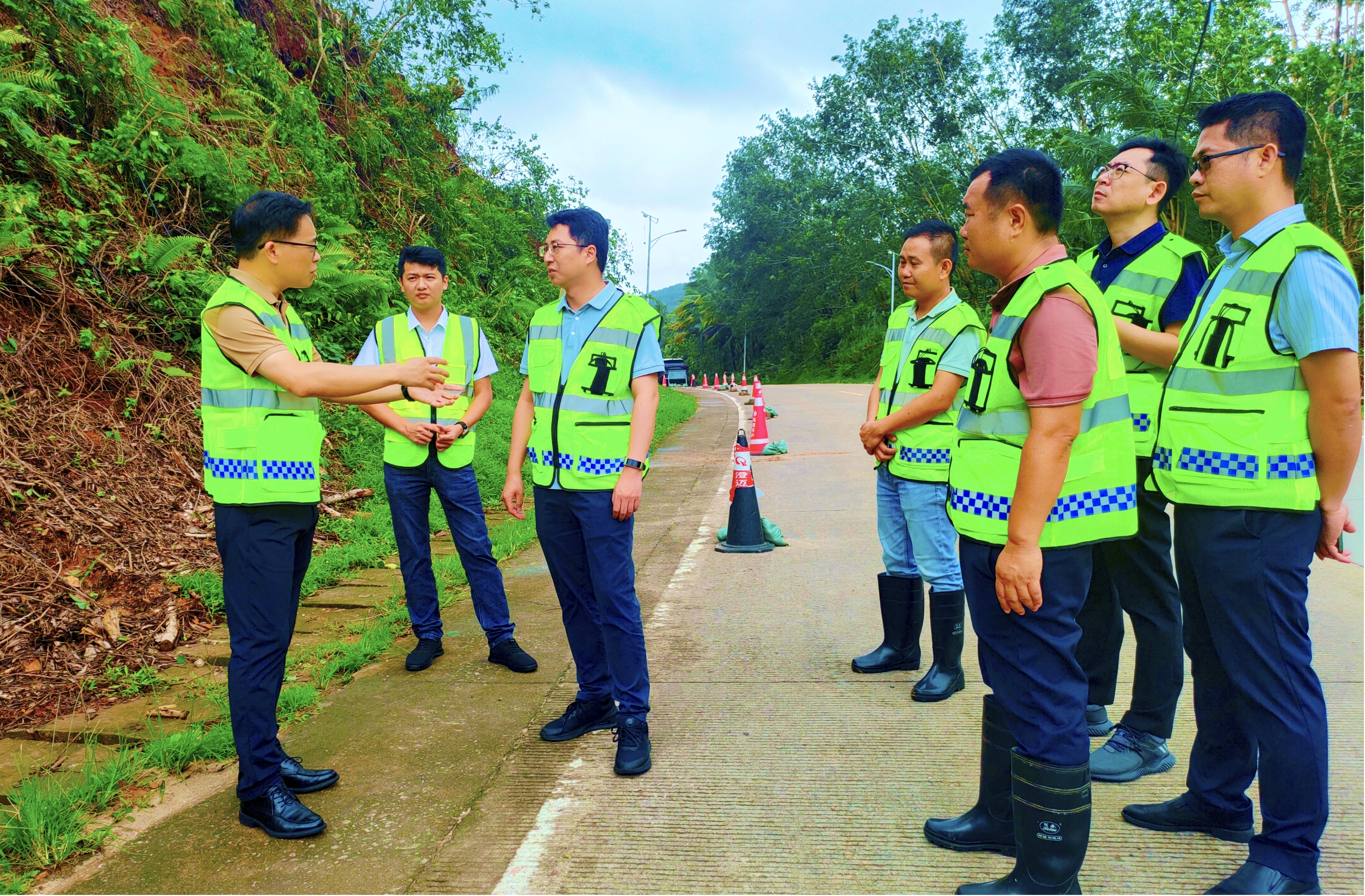 海南交投党委书记、董事长陈泰锋赴pp电子养护公司万宁分公司调研指导台风“剑鱼”灾后恢复重修事情