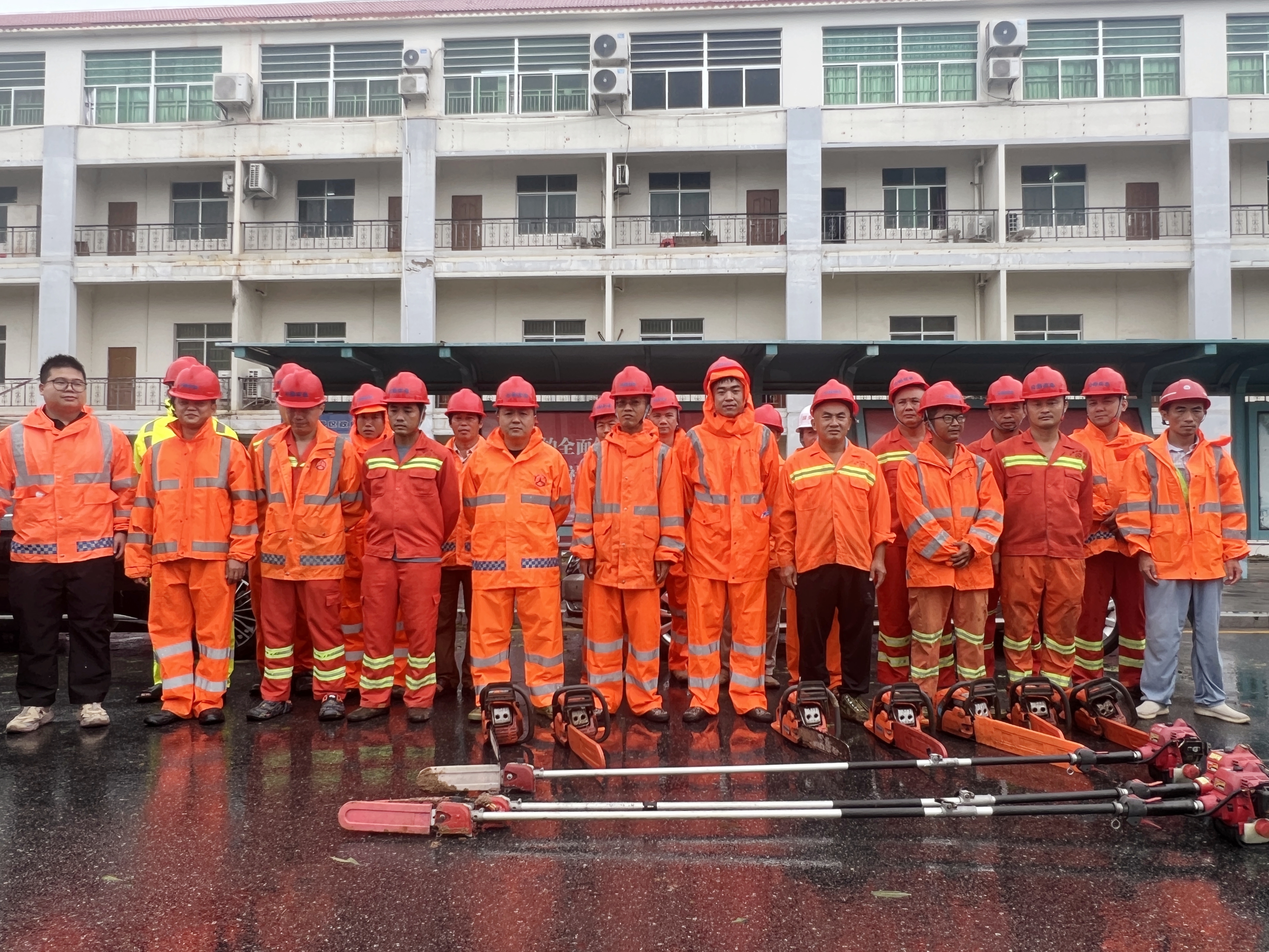 “路”力同心共克时艰 迅速驰援抢通保畅——pp电子养护集结实力全力以赴支援三亚抢险救灾